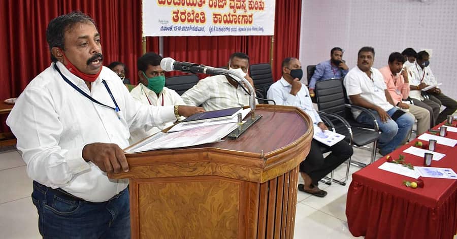 ಗ್ರಾಮ ಸ್ವರಾಜ್ಯ ವೇದಿಕೆ ವತಿಯಿಂದ ಗ್ರಾ.ಪಂ ಚುನಾವಣೆಯಲ್ಲಿ ಸ್ಪರ್ಧಿಸಯಸುವವರಿಗೆ ಆಯೋಜಿಸಿದ್ದ ಪಂಚಾಯತ್ರಾಜ್ ವ್ಯವಸ್ಥೆ ಕುರಿತು ಒಂದು ದಿನದ ಕಾರ್ಯಾಗಾರದಲ್ಲಿ ಎಸ್ಐಆರ್ಡಿ ತರಬೇತುದಾರ ಅಬೂಬಕರ್ ಮಾತನಾಡಿದರು