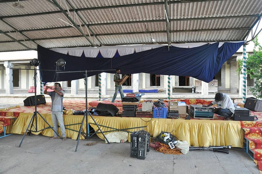 ಚಾಮರಾಜೇಶ್ವರಸ್ವಾಮಿ ದೇವಸ್ಥಾನದ ಒಳ ಆವರಣದಲ್ಲಿ ಸಾಂಸ್ಕೃತಿಕ ಕಾರ್ಯಕ್ರಮಕ್ಕಾಗಿ ವೇದಿಕೆ ನಿರ್ಮಿಸಲಾಗುತ್ತಿದೆ