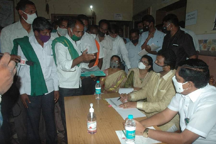 ಹನೂರಿನ ರೈತ ಸಂಪರ್ಕ ಕೇಂದ್ರದಲ್ಲಿ ಕೃಷಿ ಸಚಿವ ಬಿ.ಸಿ.ಪಾಟೀಲ ಅವರು ರೈತರ ಅಹವಾಲು ಸ್ವೀಕರಿಸಿದರು