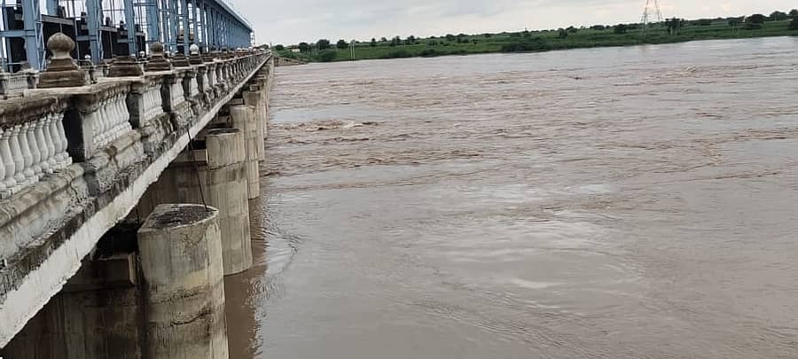 ಮಹಾರಾಷ್ಟ್ರದ ಉಜನಿ ಮತ್ತು ವೀರ್ ಅಣೆಕಟ್ಟೆಯಿಂದ ಭೀಮಾ ನದಿಗೆ 5.11 ಲಕ್ಷ ಕ್ಯುಸೆಕ್ ನೀರನ್ನು ಬಿಡುಗಡೆ ಮಾಡಲಾಗಿದೆ.