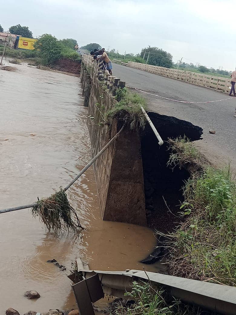 ವಾಗ್ದರಿ- ರಿಬ್ಬನಪಲ್ಲಿ ರಾಜ್ಯ ಹೆದ್ದಾರಿಯ ಸೇತುವೆ ಬಳಿಯ ರಸ್ತೆ ಹಳ್ಳದ ಪ್ರವಾಹಕ್ಕೆ ಕೊಚ್ಚಿ ಹೋಗಿರುವ ದೃಶ್ಯ
