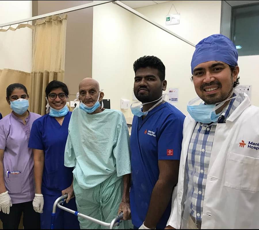 ಶಸ್ತ್ರಚಿಕಿತ್ಸೆಗೆ ಒಳಪಟ್ಟ 96 ವರ್ಷದ ವೃದ್ಧರೊಂದಿಗೆ ವೈದ್ಯರು