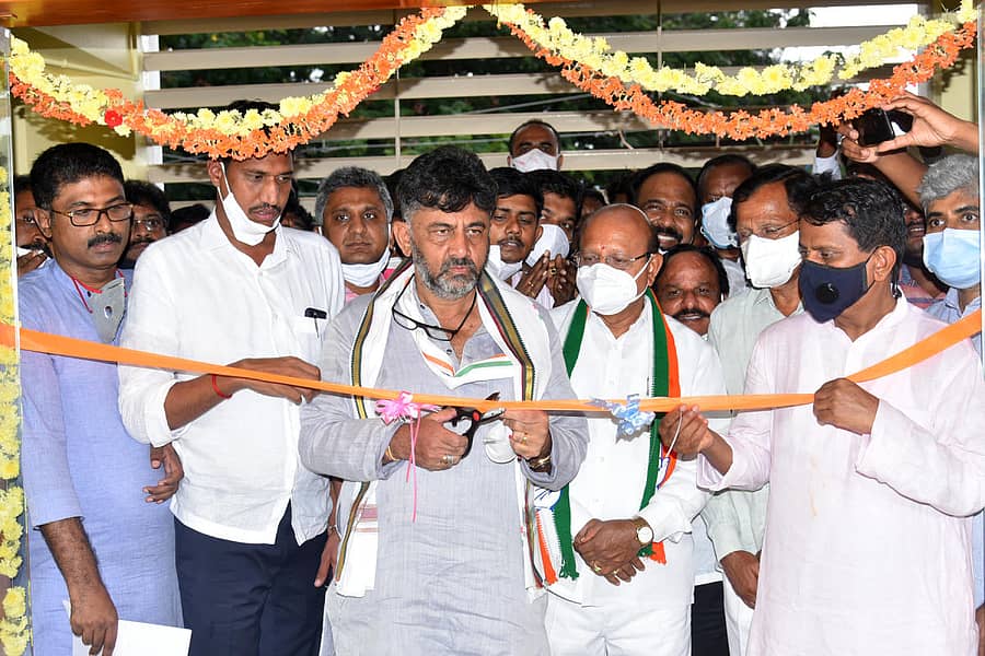 ಶಿರಾದಲ್ಲಿ ಉಪಚುನಾವಣೆಗಾಗಿ ಕಾಂಗ್ರೆಸ್ ಪಕ್ಷದ ಪ್ರಚಾರ ಕಚೇರಿಯನ್ನು ಕೆಪಿಸಿಸಿ ಅಧ್ಯಕ್ಷ ಡಿ.ಕೆ.ಶಿವಕುಮಾರ್ ಉದ್ಘಾಟಿಸಿದರು