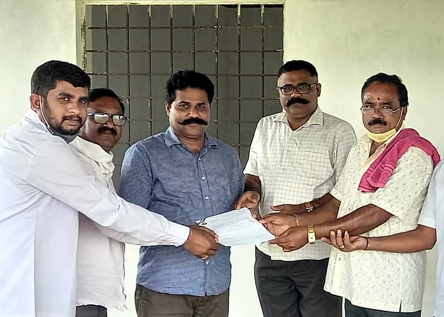 ಜಿಲ್ಲಾ ಪ್ರಧಾನ ಕಾರ್ಯದರ್ಶಿಯಾಗಿ ಆಯ್ಕೆಯಾದ ಎನ್. ಆಂಜಿನಪ್ಪ ಅವರಿಗೆ ರಾಜ್ಯ ಪ್ರಧಾನ ಕಾರ್ಯದರ್ಶಿ ಎನ್.ಎಂ. ಮುದ್ದಪ್ಪ ಆದೇಶ ಪ್ರತಿ ನೀಡಿದರು