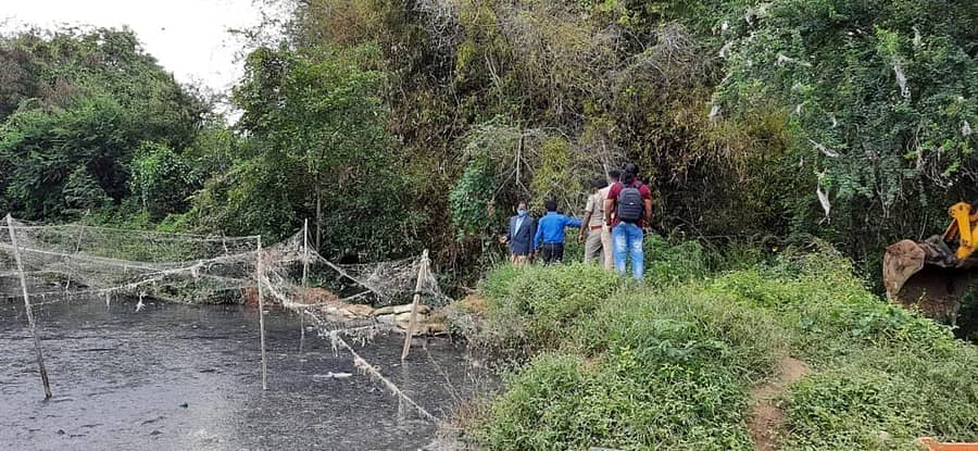 ಆನೇಕಲ್ ತಾಲ್ಲೂಕಿನ ಇಂಡ್ಲಬೆಲೆ ಬಳಿಯ ಅಕ್ರಮ ಕ್ಯಾಟ್ಫಿಷ್ ಹೊಂಡಗಳನ್ನು ಅಧಿಕಾರಿಗಳು ನಾಶಪಡಿಸಿದರು