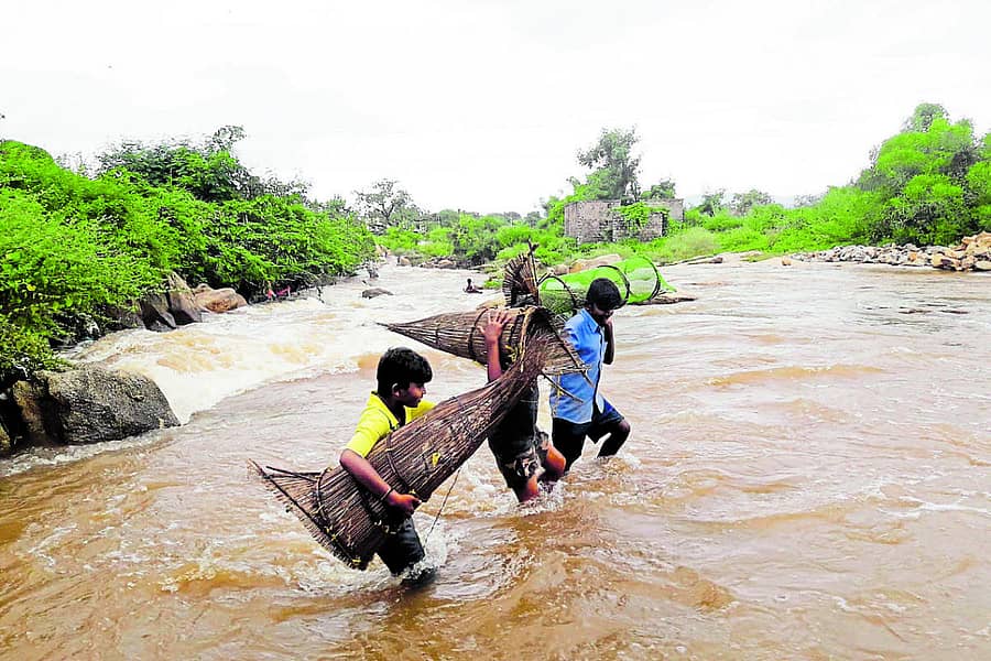 ಬಳ್ಳಾರಿ ಜಿಲ್ಲೆಯ ಮರಿಯಮ್ಮನಹಳ್ಳಿ ಡಣಾಯಕನಕೆರೆ ತುಂಬಿ ಕೋಡಿ ಹರಿಯುತ್ತಿದ್ದು, ಆ ನೀರಲ್ಲಿ ಬಾಲಕರು ಗುರುವಾರ ಬಿದಿರಿನ ಕುಳಿಯಲ್ಲಿ ಮೀನು ಹಿಡಿಯಲು ಮುಂದಾದರು ಪ್ರಜಾವಾಣಿ ಚಿತ್ರ: ಎಚ್.ಎಸ್.ಶ್ರೀಹರಪ್ರಸಾದ್