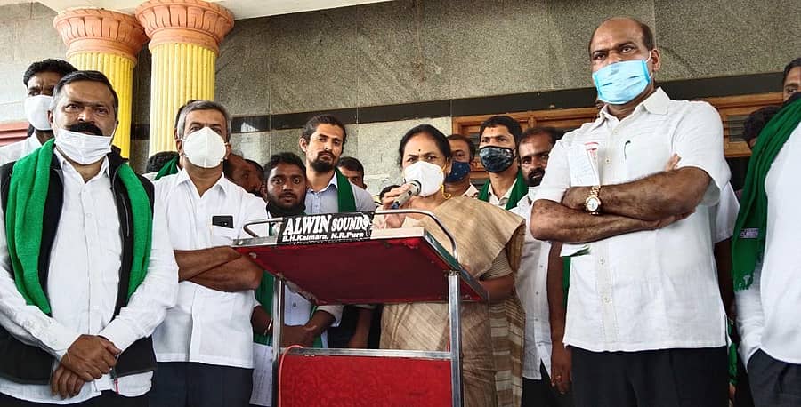 ನರಸಿಂಹರಾಜಪುರದಲ್ಲಿ ಗುರುವಾರ ನಡೆದ ಪ್ರತಿಭಟನಾ ಸಭೆಯಲ್ಲಿ ಸಂಸದೆ ಶೋಭಾ ಕರಂದ್ಲಾಜೆ ಮಾತನಾಡಿದರು.