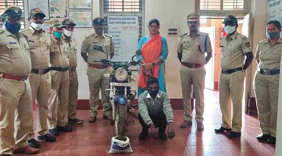 ಹುಣಸೂರು ತಾಲ್ಲೂಕಿನ ಸಂತೆಕೆರೆ ಕೋಡಿ ಬಳಿ ಗುರುವಾರ ಬಂಧಿಸಿದ ಆರೋಪಿ ಹಾಗೂ ಗಾಂಜಾದೊಂದಿಗೆ ಪೊಲೀಸರು