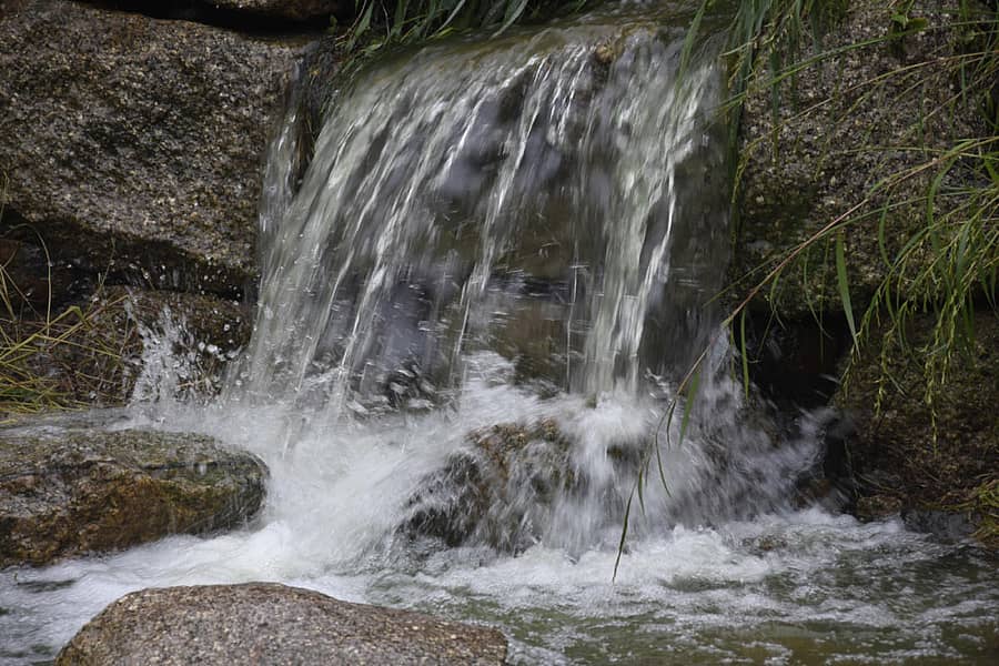 ಚಿತ್ರದುರ್ಗದ ಕಲ್ಲಿನ ಕೋಟೆಯಲ್ಲಿ ಜಲಪಾತದಂತೆ ಹರಿದ ನೀರು.