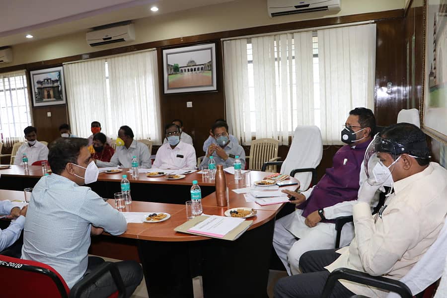 ವಿಜಯಪುರ ನಗರಾಭಿವೃದ್ಧಿ ಪ್ರಾಧಿಕಾರದ ಸಭಾಭವನದಲ್ಲಿ ಶುಕ್ರವಾರ ಮಹಾನಗರ ಪಾಲಿಕೆಯ ಆಶ್ರಯ ಸಮಿತಿ ವಿವಿಧ ವಸತಿ ಯೋಜನೆಗಳ ಪ್ರಗತಿ ಪರಿಶೀಲನಾ ಸಭೆಯಲ್ಲಿ ಶಾಸಕ ಬಸನಗೌಡ ಪಾಟೀಲ ಯತ್ನಾಳ ಮಾತನಾಡಿದರು