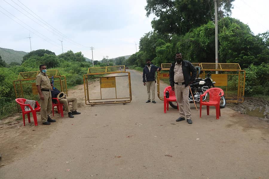ಭಕ್ತರು ಬಾರದಂತೆ ತಡೆಯಲು ಯಲ್ಲಮ್ಮನಗುಡ್ಡ ಸಂಪರ್ಕ ಕಲ್ಪಿಸುವ ಉಗರಗೋಳದಲ್ಲಿ ಬ್ಯಾರಿಕೇಡ್ ಅಳವಡಿಸಿ ಪೊಲೀಸರನ್ನು ನಿಯೋಜಿಸಲಾಗಿದೆ