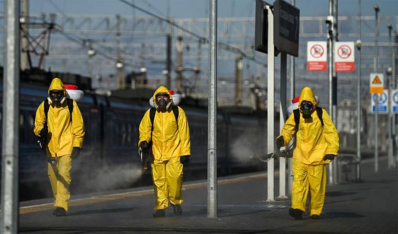 ಮಾಸ್ಕೊದ ರೈಲ್ವೆ ನಿಲ್ದಾಣವೊಂದರಲ್ಲಿ ಸೋಂಕು ನಿವಾರಕ ಸಿಂಪಡಿಸುತ್ತಿರುವ ಸಿಬ್ಬಂದಿ