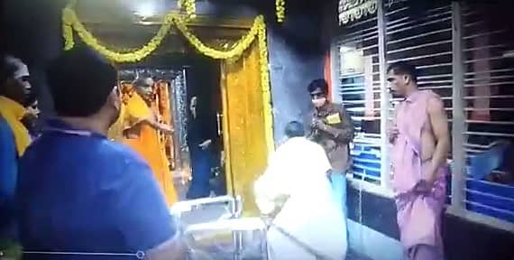 ಹಲ್ಲೆ ನಡೆಸುತ್ತಿರುವ ದೃಶ್ಯ