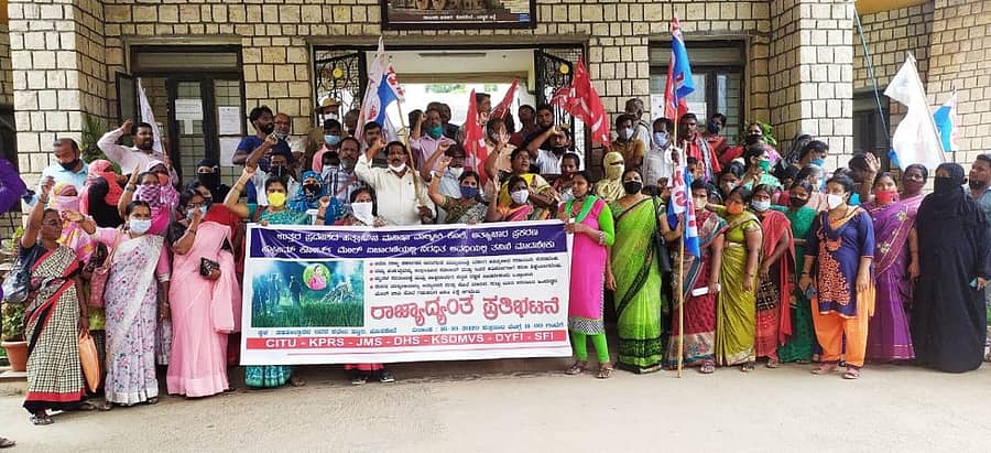 ಉತ್ತರ ಪ್ರದೇಶದ ಹಾಥರಸ್ ಘಟನೆ ಖಂಡಿಸಿ ವಿವಿಧ ಸಂಘಟನೆಗಳ ಕಾರ್ಯಕರ್ತರು ಹೊಸಪೇಟೆ ತಾಲ್ಲೂಕು ಕಚೇರಿ ಎದುರು ಪ್ರತಿಭಟನೆ ನಡೆಸಿದರು