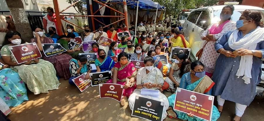 ರಾಜರಾಜೇಶ್ವರಿ ನಗರ ಪೊಲೀಸ್‌ ಠಾಣೆಯ ಎದುರು ಕೆಪಿಸಿಸಿ ಮಹಿಳಾ ಘಟಕದ ವತಿಯಿಂದ ಶುಕ್ರವಾರ ಪ್ರತಿಭಟನೆ ನಡೆಯಿತು