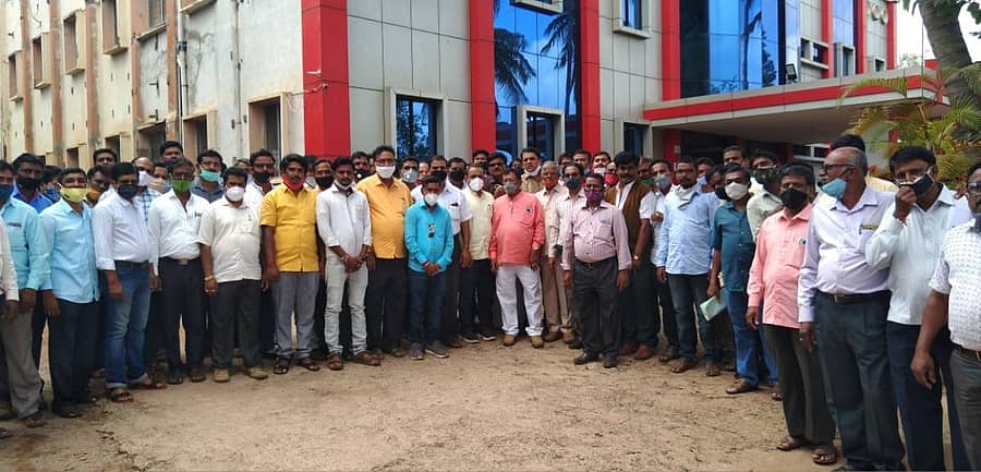 ವಿವಿಧ ಬೇಡಿಕೆಗಳನ್ನು ಈಡೇರಿಸುವಂತೆ ಆಗ್ರಹಿಸಿ ವಿದ್ಯುತ್‌ ಗುತ್ತಿಗೆದಾರರ ಸಂಘದ ಸದಸ್ಯರು ಶನಿವಾರ ಹುಬ್ಬಳ್ಳಿಯಲ್ಲಿ ಹೆಸ್ಕಾಂ ಕಚೇರಿ ಮುಂದೆ ಮೌನ ಪ್ರತಿಭಟನೆ ನಡೆಸಿದರು