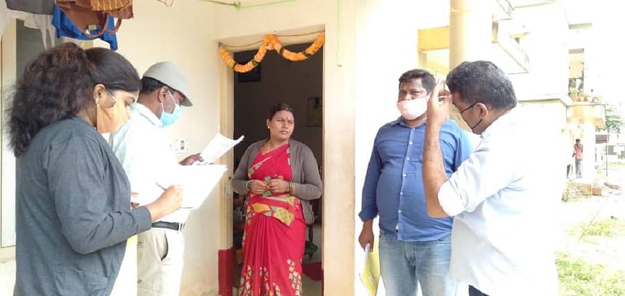 ಅಧಿಕಾರಿಗಳ ತಂಡವು ಮನೆ ಮನೆಗೆ ಭೇಟಿ ನೀಡಿ ಮಾಹಿತಿ ಸಂಗ್ರಹಿಸುತ್ತಿರುವುದು
