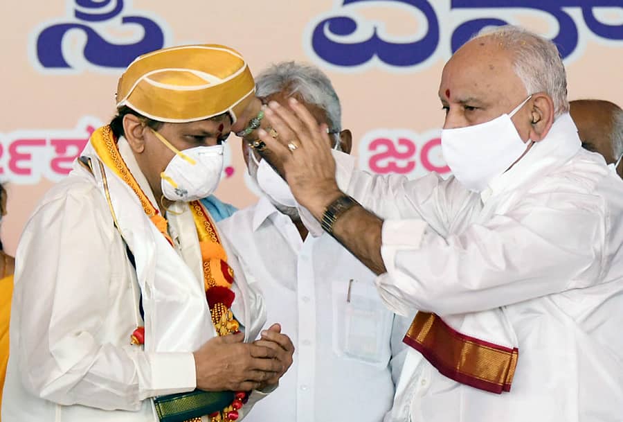 ಮೈಸೂರು ದಸರಾ ಉದ್ಘಾಟಿಸಿದ ಡಾ.ಸಿ.ಎನ್.ಮಂಜುನಾಥ್ ಅವರಿಗೆ ಮುಖ್ಯಮಂತ್ರಿ ಬಿ.ಎಸ್.ಯಡಿಯೂರಪ್ಪ ಮೈಸೂರು ಪೇಟ ತೊಡಿಸಿದರು