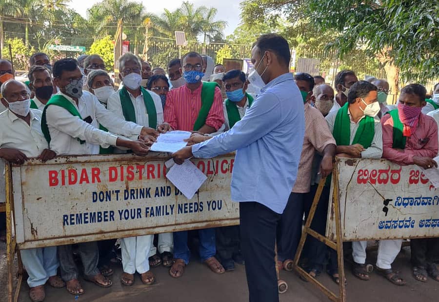 ಬೀದರ್ನಲ್ಲಿ ಕರ್ನಾಟಕ ರಾಜ್ಯ ರೈತ ಸಂಘ ಹಾಗೂ ಹಸಿರು ಸೇನೆ ಜಿಲ್ಲಾ ಘಟಕದ ಕಾರ್ಯಾದ್ಯಕ್ಷ ಶ್ರೀಮಂತ ಬಿರಾದಾರ ಹಾಗೂ ಜಿಲ್ಲಾ ಘಟಕದ ಪ್ರಧಾನ ಕಾರ್ಯದರ್ಶಿ ದಯಾನಂದ ಸ್ವಾಮಿ ಸಿರ್ಸಿ ಅವರು ಹೆಚ್ಚುವರಿ ಜಿಲ್ಲಾಧಿಕಾರಿ ರುದ್ರೇಶ ಘಾಳಿ ಅವರಿಗೆ ಮನವಿಪತ್ರ ಸಲ್ಲಿಸಿದರು