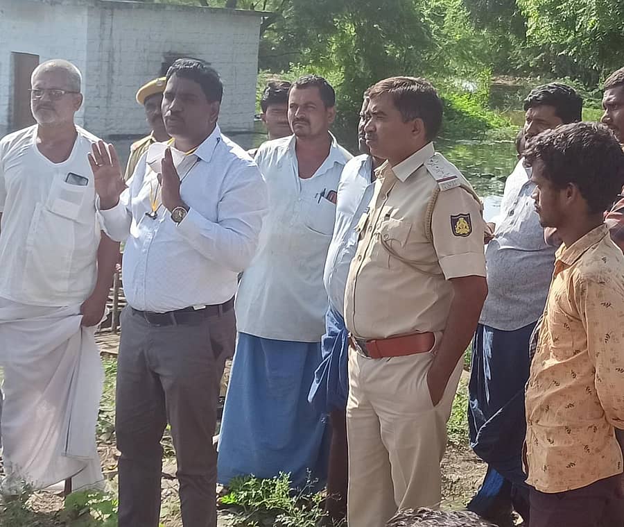 ಜೇವರ್ಗಿ ತಾಲ್ಲೂಕಿನ ಬಳ್ಳುಂಡಗಿ ಗ್ರಾಮಕ್ಕೆ ತಹಶೀಲ್ದಾರ್ ಸಿದರಾಯ ಭೋಸಗಿ ಭೇಟಿ ನೀಡಿ ಪ್ರವಾಹ ಪೀಡಿತರ ಸಮಸ್ಯೆಗಳನ್ನು ಆಲಿಸಿದರು. ಸಿಪಿಐ ರಮೇಶ ರೊಟ್ಟಿ ಇದ್ದರು