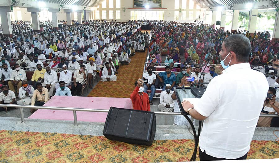 ಗೋಕಾಕ ಹೊರವಲಯದ ಬಸವೇಶ್ವರ ಸಭಾಭವನದಲ್ಲಿ ಶನಿವಾರ ನಡೆದ ನೆರೆ ಸಂತ್ರಸ್ತರ ಸಭೆಯಲ್ಲಿ ಅರಭಾವಿ ಶಾಸಕ ಹಾಗೂ ಕೆಎಂಎಫ್ ಅಧ್ಯಕ್ಷ ಬಾಲಚಂದ್ರ ಜಾರಕಿಹೊಳಿ ಮಾತನಾಡಿದರು