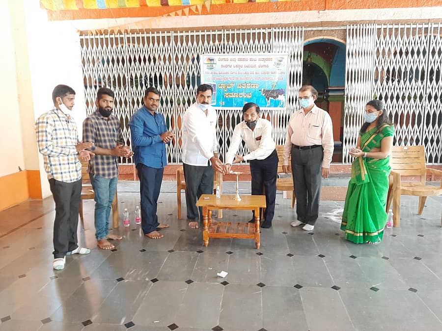 ನಾಗರಮುನ್ನೋಳಿ ಗ್ರಾಮದ ಬಸವೇಶ್ವರ ದೇವಸ್ಥಾನದಲ್ಲಿ ನಡೆದ ಟ್ಯಾಬ್ ವಿತರಣೆ ಕಾರ್ಯಕ್ರಮಕ್ಕೆ ಬೆಮುಲ್ ನಿರ್ದೇಶಕ ವಿ.ಬಿ. ಈಟಿ ಚಾಲನೆ ನೀಡಿದರು