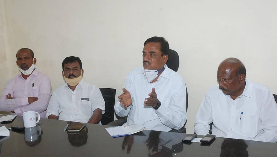 ವಿಧಾನ ಪರಿಷತ್ ಸದಸ್ಯ ಗೋವಿಂದರಾಜು ಕೋಲಾರದಲ್ಲಿ ಶನಿವಾರ ಪತ್ರಿಕಾಗೋಷ್ಠಿಯಲ್ಲಿ ಮಾತನಾಡಿದರು.