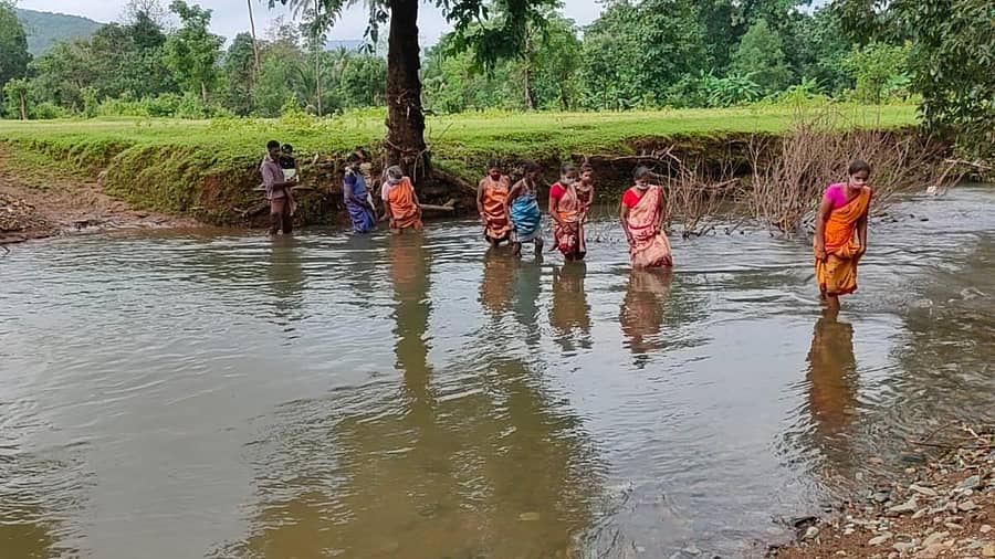 ಕಾರವಾರ ತಾಲ್ಲೂಕಿನ ದೇವಳಮಕ್ಕಿ ಗ್ರಾಮ ಪಂಚಾಯ್ತಿ ವ್ಯಾಪ್ತಿಯ ಶಿರ್ವೆಯಲ್ಲಿ ಗ್ರಾಮಸ್ಥರು ಹಳ್ಳ ದಾಟುತ್ತಿರುವುದು