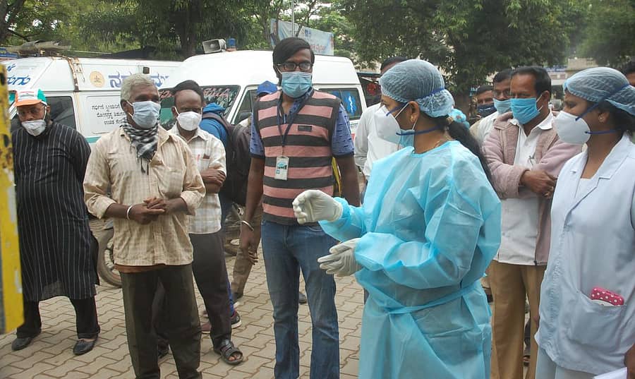 ಕೋಲಾರದ ಎಸ್ಎನ್ಆರ್ ಜಿಲ್ಲಾ ಆಸ್ಪತ್ರೆಯಲ್ಲಿ ಶನಿವಾರ ನಡೆದ ಸ್ವಚ್ಛತಾ ಆಂದೋಲನದಲ್ಲಿ ಭಾಗಿಯಾದ ಜಿಲ್ಲಾಧಿಕಾರಿ ಸಿ.ಸತ್ಯಭಾಮ ಆಸ್ಪತ್ರೆ ಆವರಣದಲ್ಲಿ ಪರಿಶೀಲನೆ ನಡೆಸಿದರು.