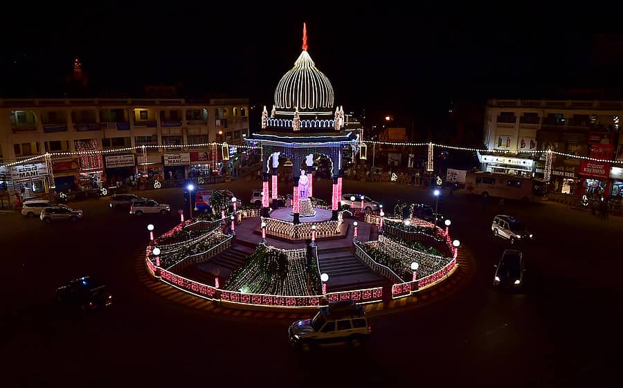 ಮೈಸೂರು ದಸರಾ ಹಿನ್ನೆಲೆಯಲ್ಲಿ ವಿದ್ಯುತ್ ದೀಪಾಲಂಕಾರದಿಂದ ಕಂಗೊಳಿಸುತ್ತಿರುವ ಕೆ.ಆರ್ ವೃತ್ತ (ಪ್ರಜಾವಾಣಿ ಚಿತ್ರ/ ರಂಜು ಪಿ)