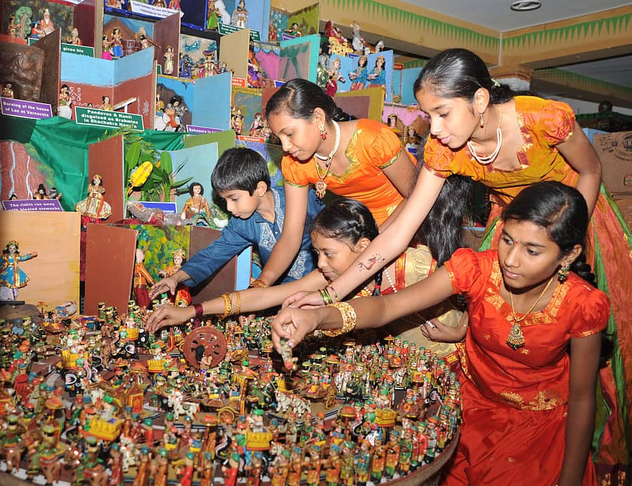 ದಸರಾ ಗೊಂಬೆಯನ್ನು ಮಕ್ಕಳು ಬೆರಗಿನಿಂದ ನೋಡುತ್ತಿರುವುದು. (ಸಾಂಕೇತಿಕ ಚಿತ್ರ)