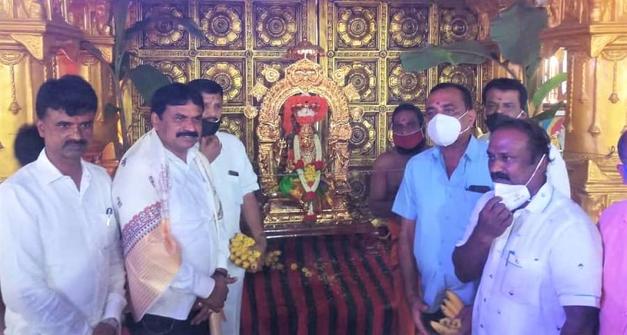 ದೇವನಹಳ್ಳಿಯ ಚೌಡೇಶ್ವರಿ ದೇವಿಗೆ ಪೂಜೆ ಸಲ್ಲಿಸಲಾಯಿತು