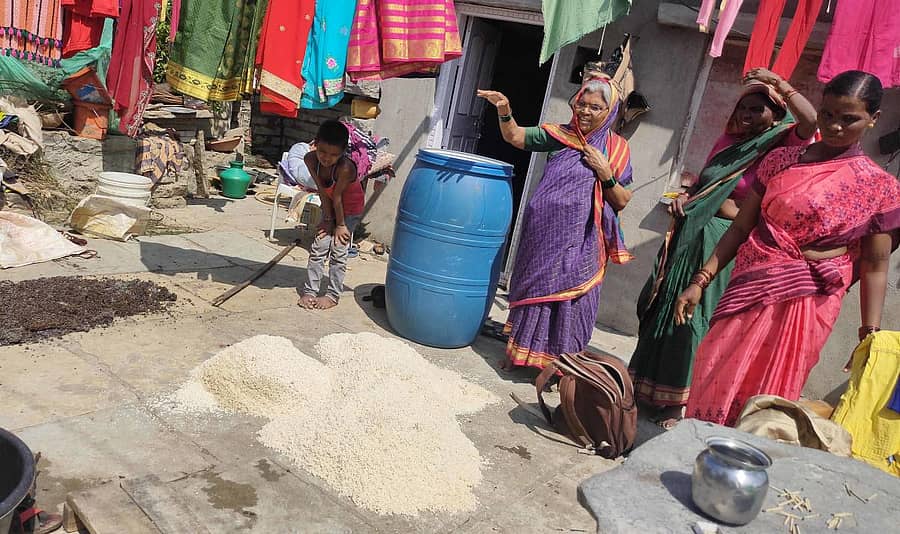 ಸಡಂ ತಾಲ್ಲೂಕಿನ ಮಳಖೇಡದ ದರ್ಗಾ ಕಾಲೊನಿಯ ಜನ ದವಸ ಧಾನ್ಯಗಳನ್ನು ಒಣಗಲು ಹಾಕಿರುವುದು