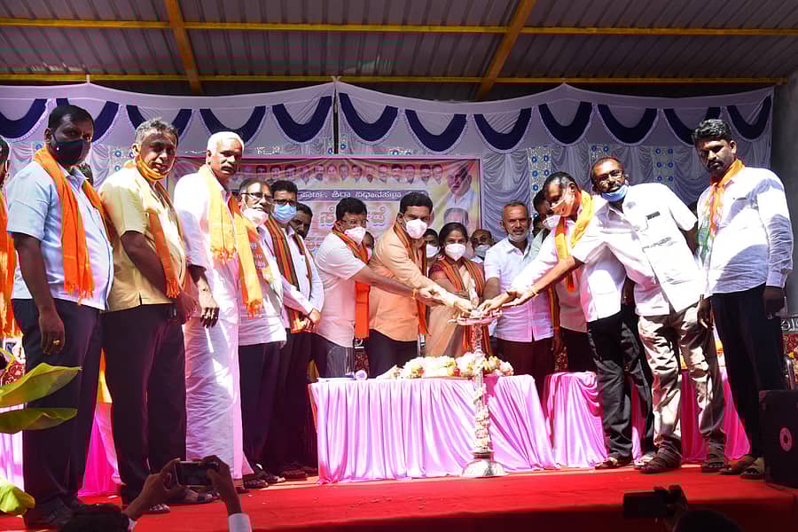 ಶಿರಾ ತಾಲ್ಲೂಕಿನ ಚಂಗಾವರ ಗ್ರಾಮದಲ್ಲಿ ನಡೆದ ಬಿಜೆಪಿ ಸಮಾವೇಶವನ್ನು ವಿಜಯೇಂದ್ರ ಉದ್ಘಾಟಿಸಿದರು‌