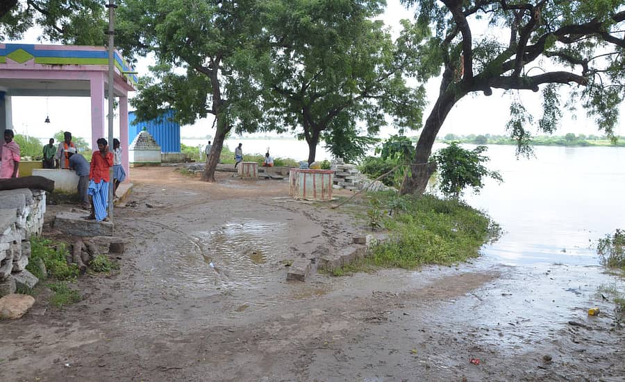 ಯಾದಗಿರಿ ಜಿಲ್ಲೆಯ ವಡಗೇರಾ ತಾಲ್ಲೂಕಿನ ಶಿವನೂರ ಗ್ರಾಮದಂಚಿಗೆ ಪ್ರವಾಹ ನೀರು ಬಂದಿರುವುದು