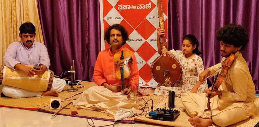 ಹತ್ತು ದಿನದ ‘ಪ್ರಜಾವಾಣಿ ಆನ್ಲೈನ್ ದಸರಾ ಸಂಗೀತೋತ್ಸವ’ ಉದ್ಘಾಟನೆ ಬಳಿಕ ಡಾ.ಮೈಸೂರು ಮಂಜುನಾಥ್ ತಮ್ಮ ಪುತ್ರ ವಿದ್ವಾನ್ ಸುಮಂತ್ ಮಂಜುನಾಥ್ ಅವರೊಂದಿಗೆ ಯುಗಳ ಪಿಟೀಲು ವಾದನದ ಸಂಗೀತ ಕಛೇರಿ ನಡೆಸಿಕೊಟ್ಟರು