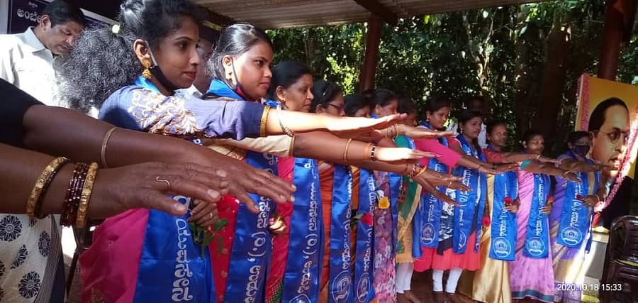 ಪಾಂಗಳದ ಅಂಬೇಡ್ಕರ್ ಭವನದ ಹೊರಾಂಗಣದಲ್ಲಿ ಭಾನುವಾರ ಅಂಬೇಡ್ಕರ್ ಯುವಸೇನೆಯ ನೂತನ ಗ್ರಾಮ ಶಾಖೆಯ ಉದ್ಘಾಟನಾ ಸಮಾರಂಭದಲ್ಲಿ ಮಹಿಳೆಯರು ಪ್ರತಿಜ್ಞಾವಿಧಿ ಸ್ವೀಕರಿಸಿದರು.