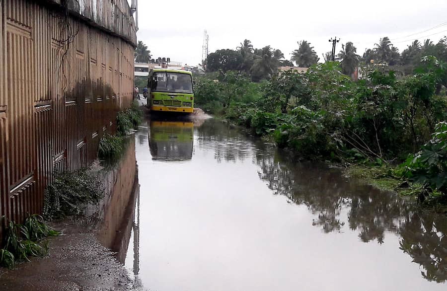 ಶಿಗ್ಗಾವಿ ನಗರದ ಹೊಸ ಬಸ್‌ ನಿಲ್ದಾಣ ಹತ್ತಿರದ ಸರ್ವೀಸ್‌ ರಸ್ತೆಯಲ್ಲಿ ನಿಂತಿರುವ ಮಳೆ ನೀರು