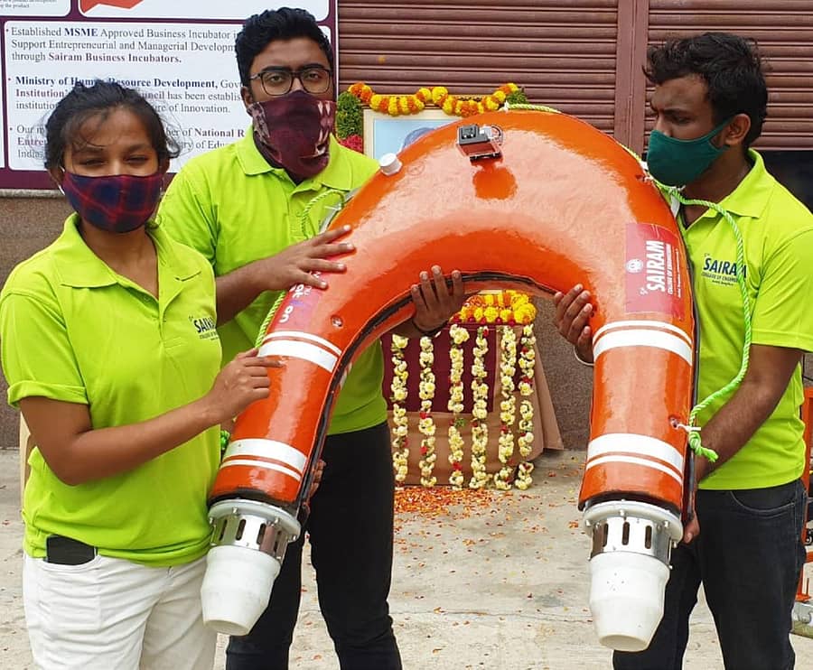 ‘ಜಲರಕ್ಷಕ್’ ಸಾಧನದೊಂದಿಗೆ ವಿದ್ಯಾರ್ಥಿಗಳು