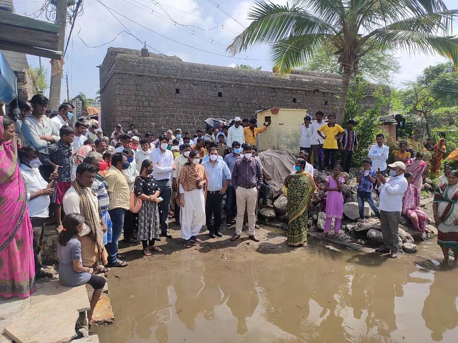 ಅಫಜಲಪುರ ತಾಲ್ಲೂಕಿನ ಬಂದರವಾಡ ಗ್ರಾಮಕ್ಕೆ ಸೋಮವಾರ ಭೇಟಿ ನೀಡಿದ ಜಿಲ್ಲಾಧಿಕಾರಿ ವಿ.ವಿ. ಜೋತ್ಸ್ನಾ, ಪ್ರವಾಹ ಪರಿಸ್ಥಿತಿ ವೀಕ್ಷಿಸಿದರು