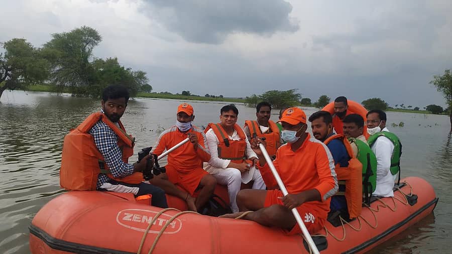 ಜೇವರ್ಗಿ ತಾಲ್ಲೂಕಿನ ಕೋನಾ ಹಿಪ್ಪರಗಾ ಗ್ರಾಮಕ್ಕೆ ಭೀಮಾ ನದಿ ನೀರು ಸುತ್ತುವರಿದುದರಿಂದ ಶಾಸಕ ಡಾ.ಅಜಯಸಿಂಗ್, ತಹಶೀಲ್ದಾರ್ ಸಿದರಾಯ ಭೋಸಗಿ ಸೋಮವಾರ ದೋಣಿಯಲ್ಲಿ ಹೋಗಿ ಸುರಕ್ಷಿತ ಪ್ರದೇಶಕ್ಕೆ ತೆರಳುವಂತೆ ಗ್ರಾಮಸ್ಥರ ಮನ ಒಲಿಸಿದರು