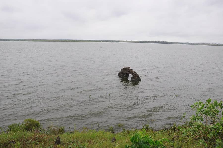 ವಿಜಯಪುರ ನಗರ ಹೊರ ವಲಯದಲ್ಲಿ ಇರುವ ಭೂತನಾಳ ಕೆರೆ ಸಂಪೂರ್ಣ ಭರ್ತಿಯಾಗಿ, ಕೋಡಿ ಬಿದ್ದಿದೆ –ಪ್ರಜಾವಾಣಿ ಚಿತ್ರ