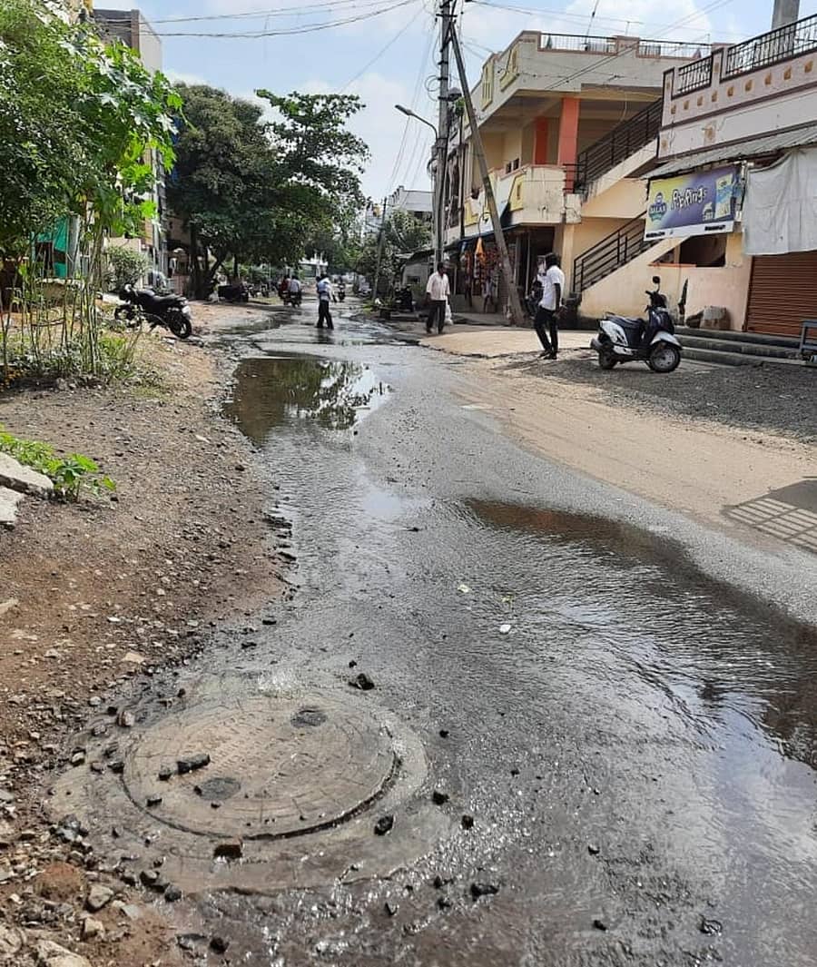 ಕಲಬುರ್ಗಿಯ ಜಿ.ಆರ್.ನಗರದ ರಸ್ತೆಯಲ್ಲಿರುವ ಮ್ಯಾನ್ಹೋಲ್ನಿಂದ ಕೊಳಚೆ ನೀರು ಹರಿಯುತ್ತಿರುವುದು