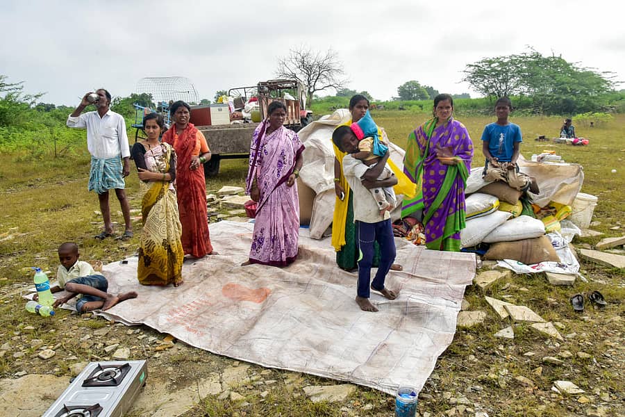 ಭೀಮಾ ನದಿ ಪ್ರವಾಹದಿಂದಾಗಿ ಮನೆ ಮುಳುಗಿದ್ದರಿಂದ ಕಲಬುರ್ಗಿ ತಾಲ್ಲೂಕಿನ ಸರಡಗಿ (ಬಿ) ಗ್ರಾಮದ ಹೊರವಲಯಕ್ಕೆ ಶಿವಲಿಂಗ ಹಡಗಿಲ್ ಅವರ ಕುಟುಂಬ ಸದಸ್ಯರು ವಾಸ್ತವ್ಯ ಬದಲಾಯಿಸಿದರು ಪ್ರಜಾವಾಣಿ ಚಿತ್ರ/ ಪ್ರಶಾಂತ್ ಎಚ್.ಜಿ.