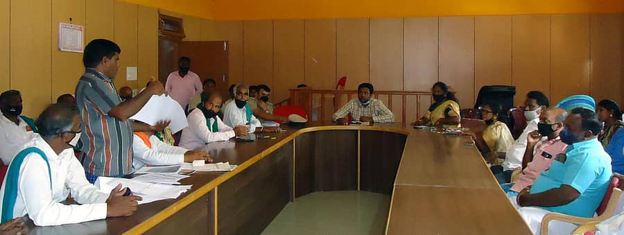 ತಹಶೀಲ್ದಾರ್‌ ಸುದರ್ಶನ್‌ ಅವರ ನೇತೃತ್ವದಲ್ಲಿ ಹೊನ್ನೂರು ಗ್ರಾಮದ ಯಜಮಾನರು, ಮುಖಂಡರ ಸಭೆ ನಡೆಯಿತು