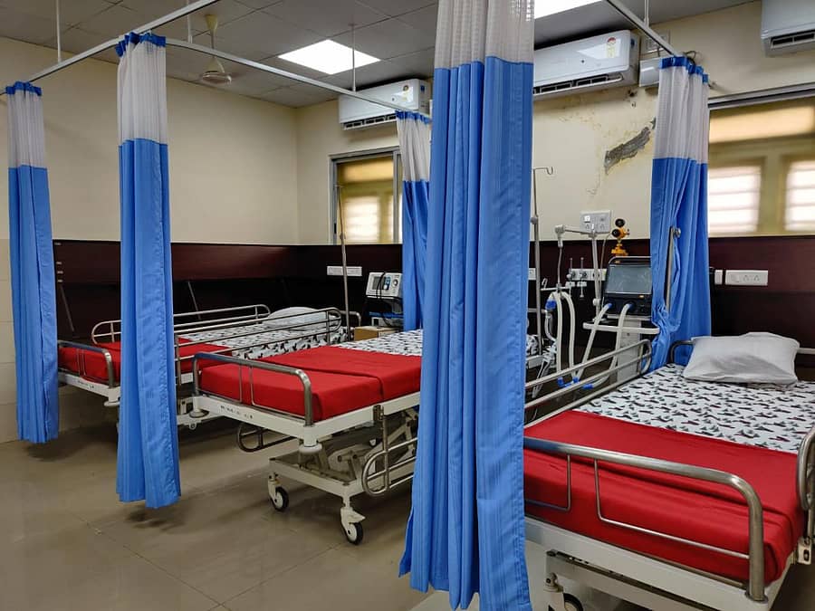 ಗುಂಡ್ಲುಪೇಟೆಯಲ್ಲಿ ಆರಂಭಿಸಲಾಗಿರುವ ಕೋವಿಡ್ ಕೇರ್ ಕೇಂದ್ರದ ಐಸಿಯು ಘಟಕ