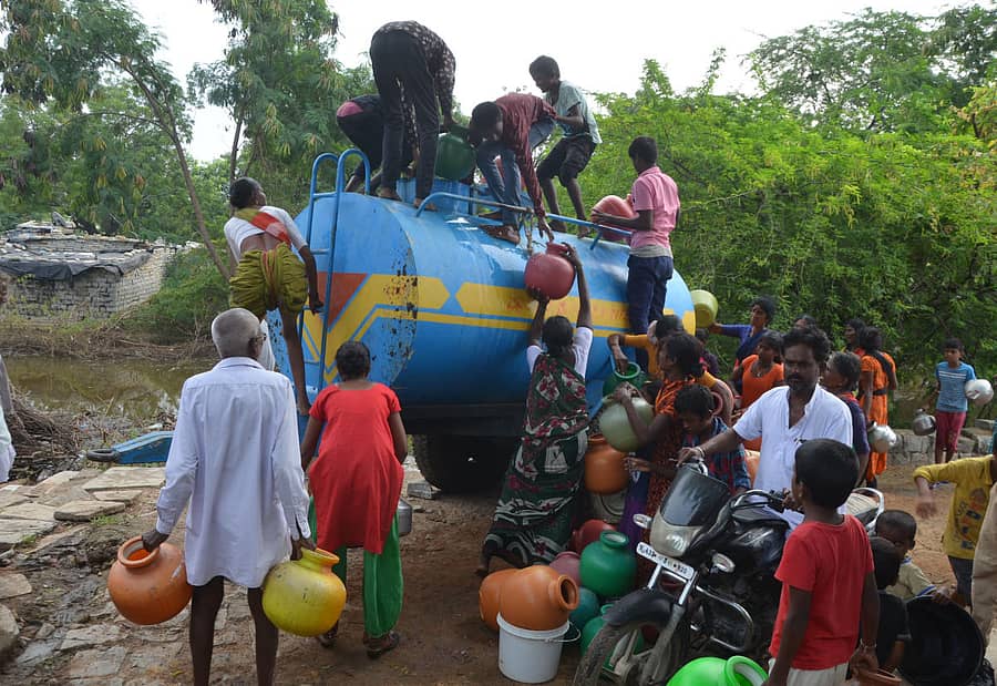 ಶಹಾಪುರ ತಾಲ್ಲೂಕಿನ ಹುರಸಗುಂಡಗಿ ಗ್ರಾಮದಲ್ಲಿ ಟ್ಯಾಂಕರ್ ಮೂಲಕ ನೀರು ಪೂರೈಕೆ ಮಾಡಲಾಯಿತು