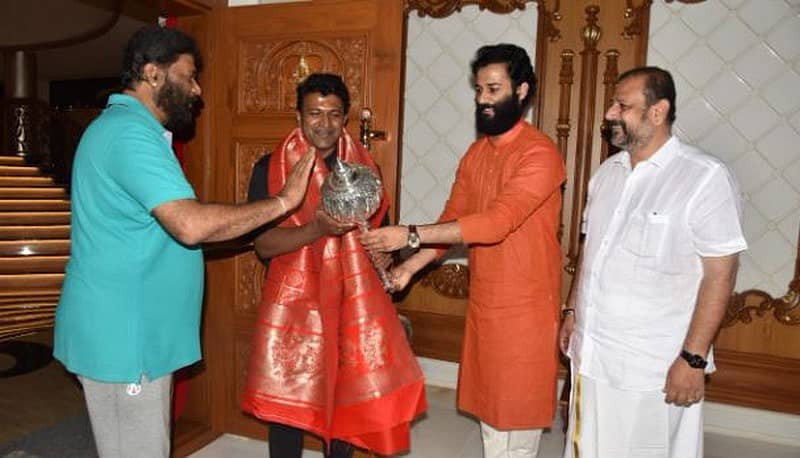 ನಟ ಪುನೀತ್ ರಾಜಕುಮಾರ್ ಅವರಿಗೆ ಅರಣ್ಯ ಸಚಿವ ಆನಂದ್ ಸಿಂಗ್ ಅವರುಬೆಳ್ಳಿ ಗದೆ ನೀಡಿ ಸತ್ಕರಿಸಿದರು