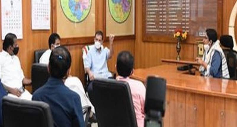 ಕೋವಿಡ್–19 ಹರಡುವಿಕೆ ನಿಯಂತ್ರಿಸುವ ಕುರಿತು ಜಿಲ್ಲಾಧಿಕಾರಿ ಕಚೇರಿಯಲ್ಲಿ ನಡೆದ ಸಭೆಯಲ್ಲಿ ಸಂಸದ ರಾಹುಲ್ ಗಾಂಧಿ