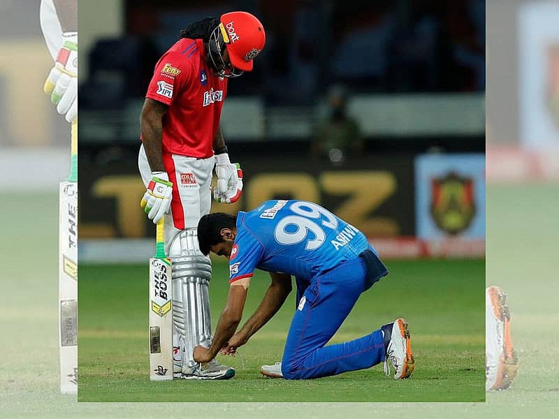 ಕ್ರಿಸ್ ಗೇಲ್ಗೆ ಶೂಲೇಸ್ ಕಟ್ಟುತ್ತಿರುವ ಆರ್.ಅಶ್ವಿನ್